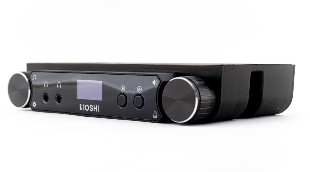 Bedienleiste eines Silent Systems mit Drehreglern, Display und Kopfhöreranschlüssen