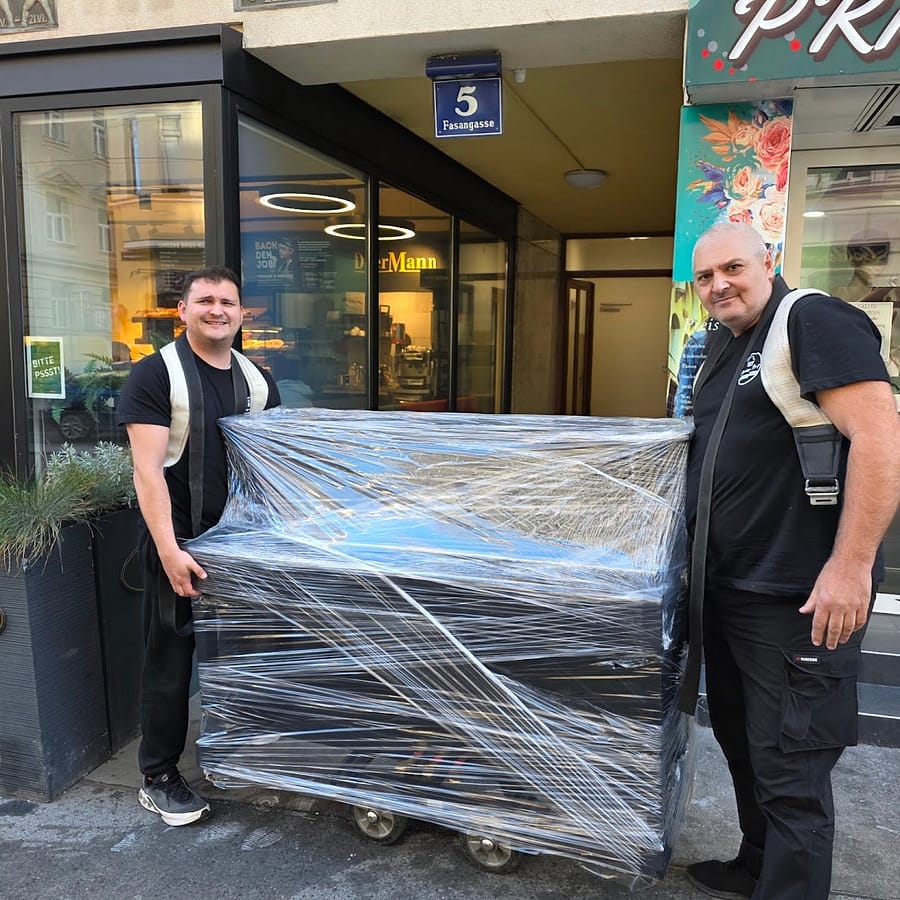 Klavier wird im Innenraum professionell bewegt