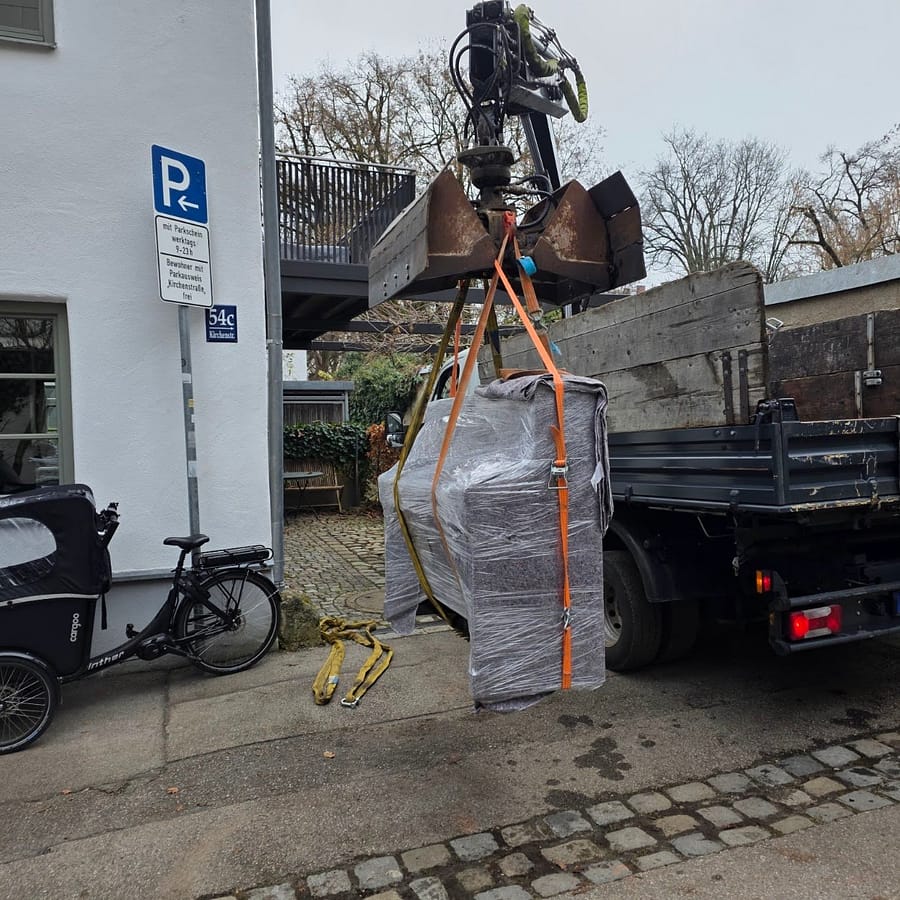 Klavier wird mit dem Kran gehoben