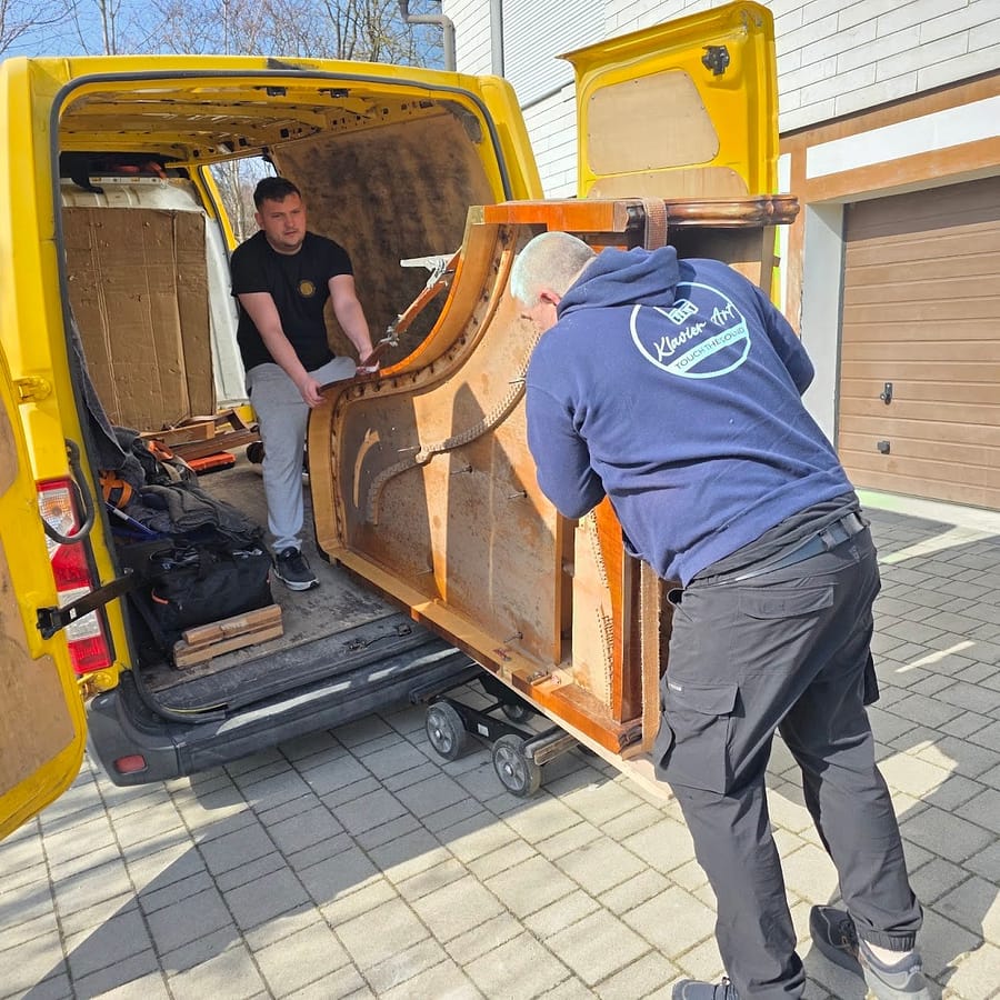 Klavierentsorgung, altes Klavier wird abgeholt – MK Klavier Art