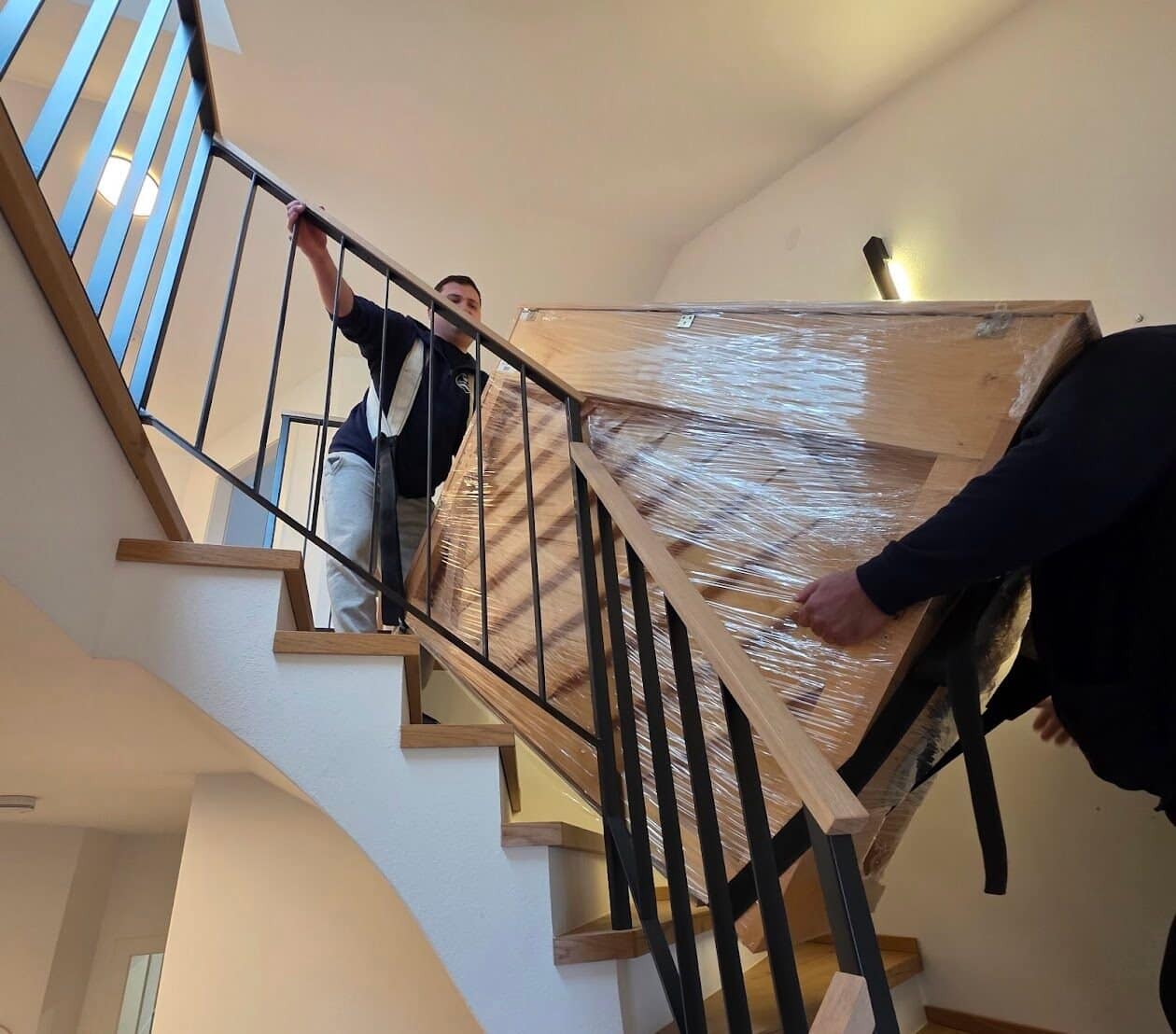 Klaviertransport: Instrument wird über eine Treppe getragen