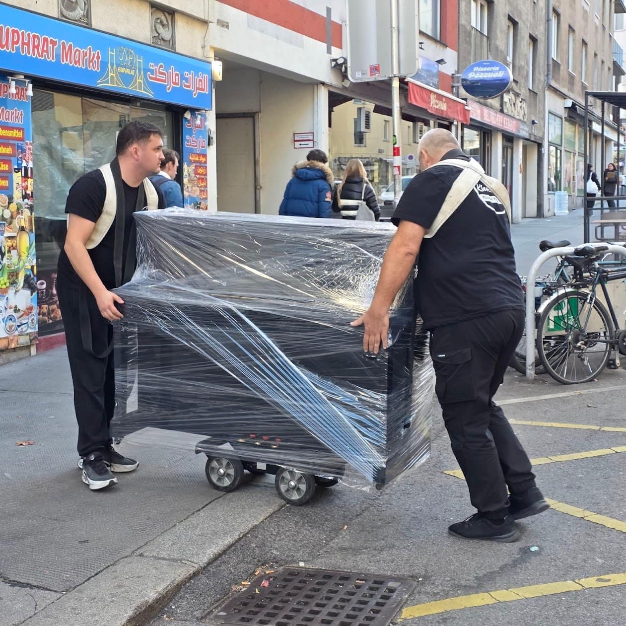 Klaviertransport Klosterneuburg: verpacktes Klavier auf dem Rollwagen vom Haus zum Transportfahrzeug