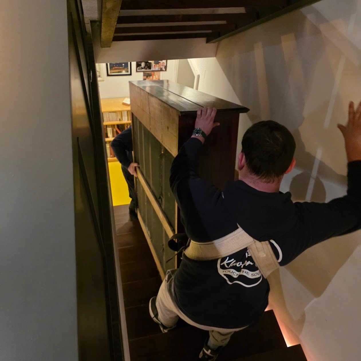 Klaviertransport Wiener Neustadt: Klavier über eine enge, steile Stiege im Haus
