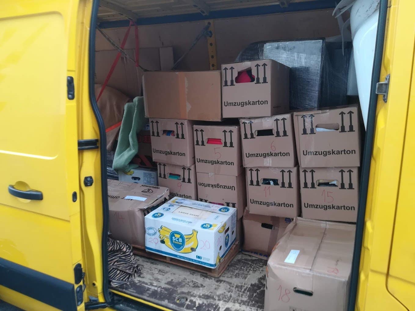 Firmenumzug: Transporter voll mit beschrifteten Umzugskartons