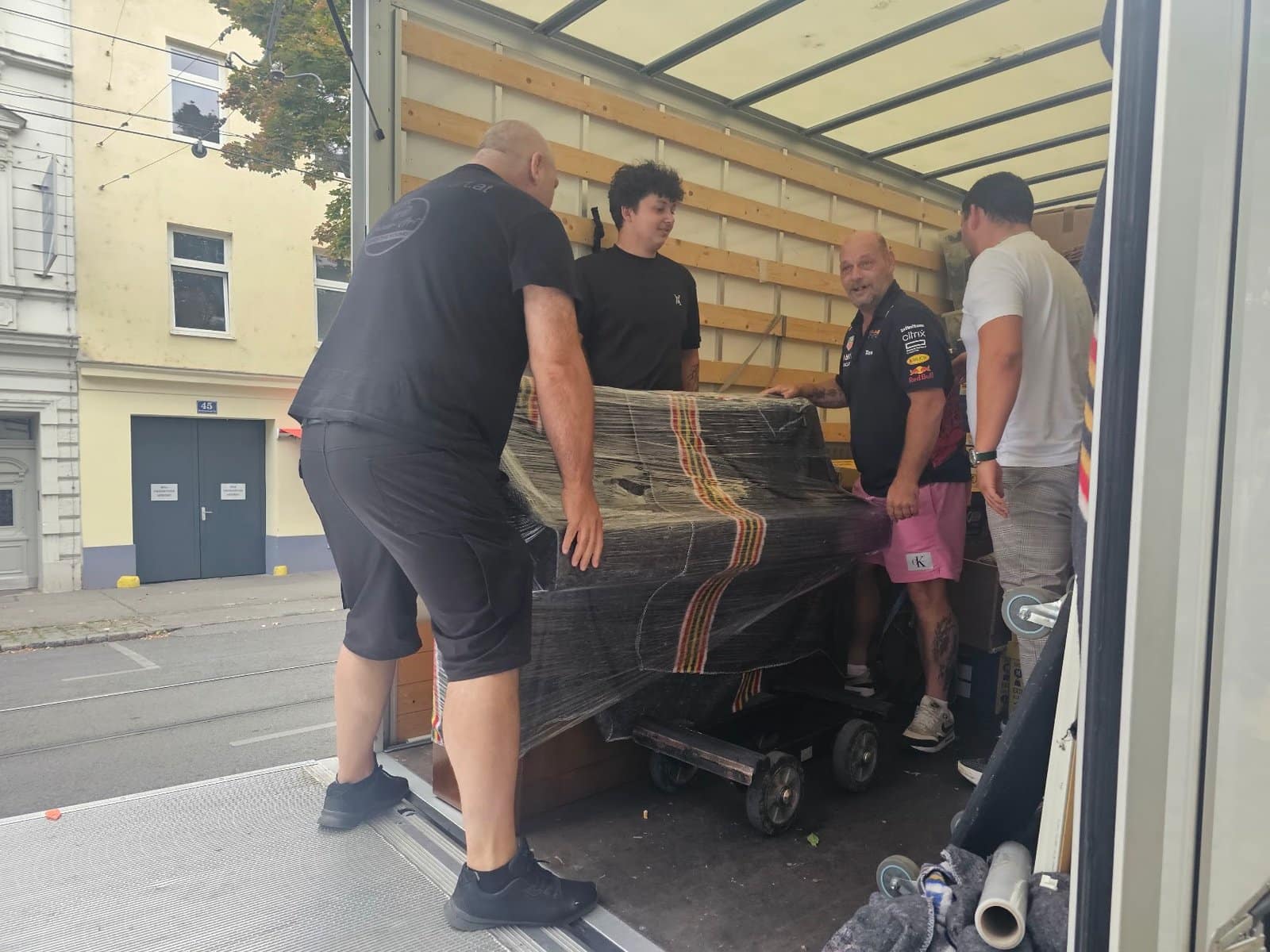 Piano transport Tulln: the piano on the dolly is pushed up the ramp into the lorry