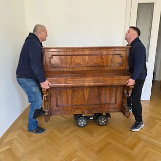 Klavier wird für den Transport gesichert