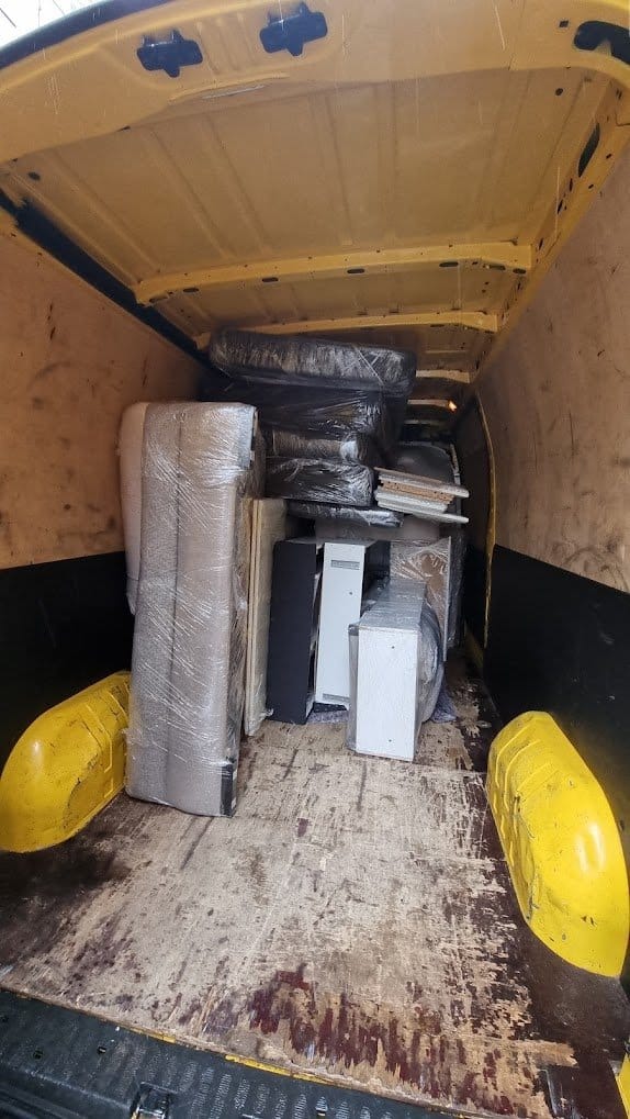 Innenraum des Transporters mit verpackten Möbeln