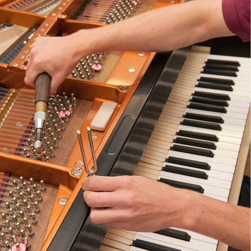 Piano tuning Vienna: work at the tuning pin