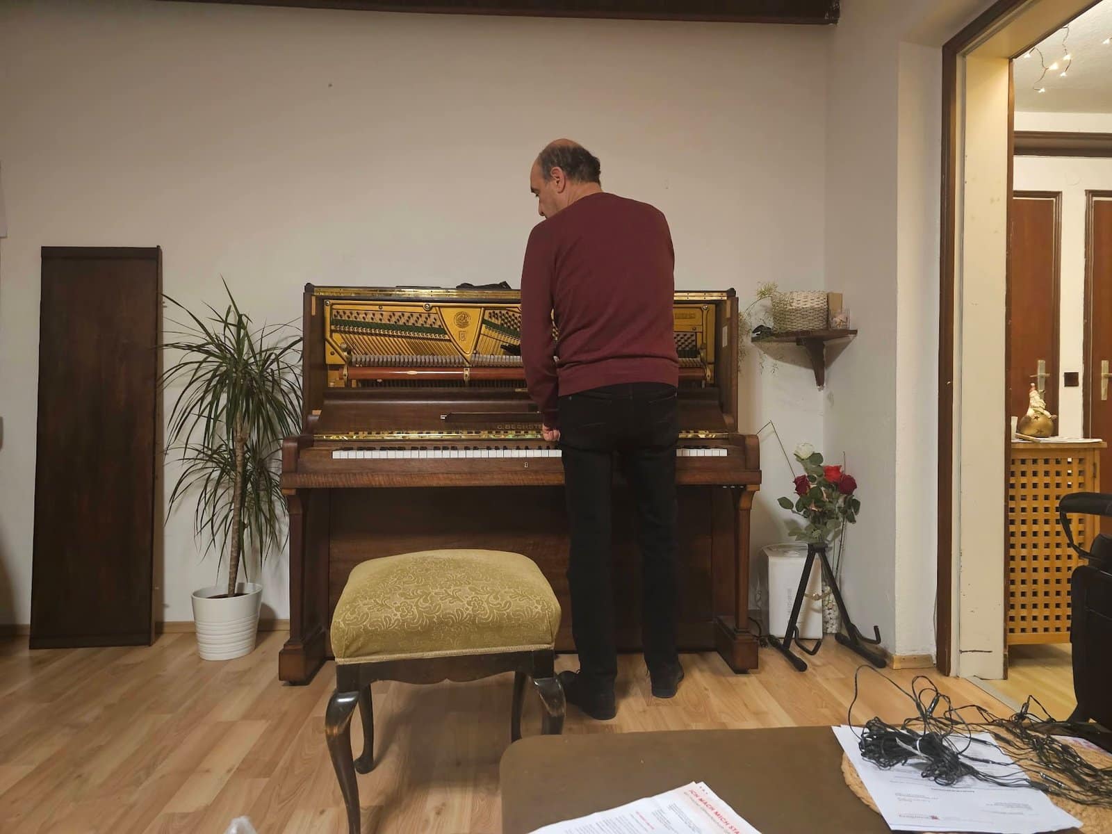 Ein Klavier wird in einem Wohnraum gestimmt