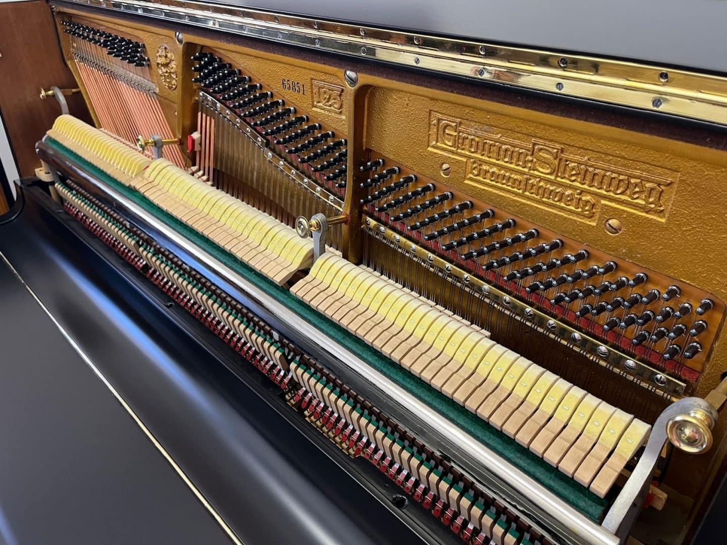 Geöffnete Mechanik eines Klaviers von Grotrian-Steinweg