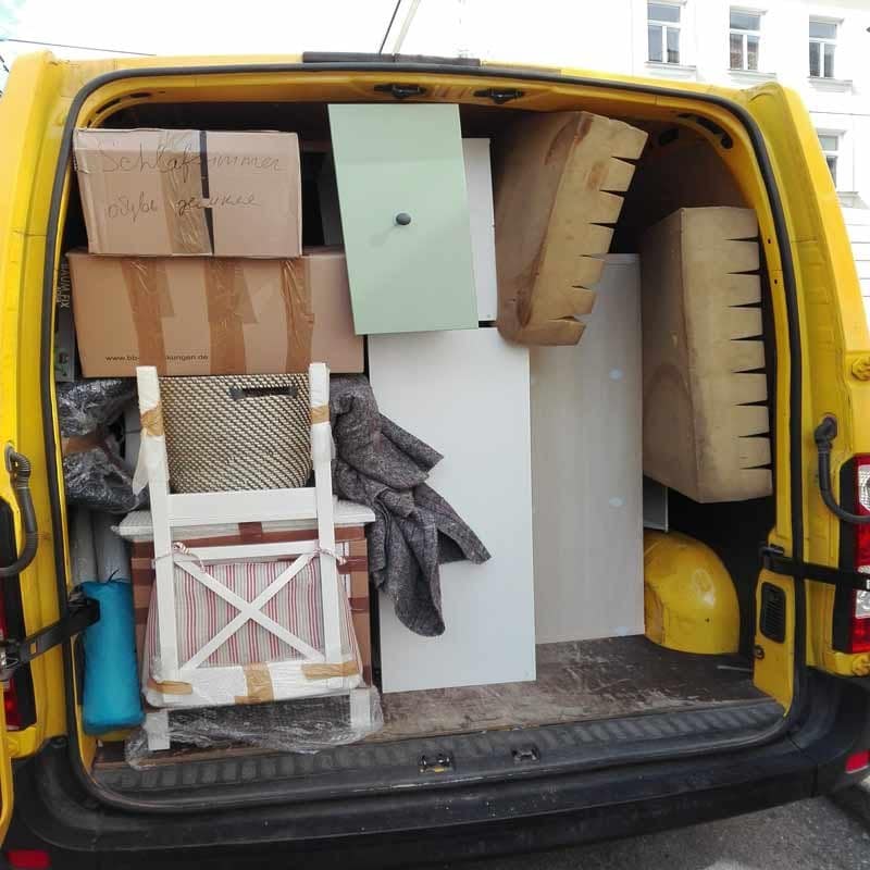 Ein Transporter voller Umzugskartons und Möbel