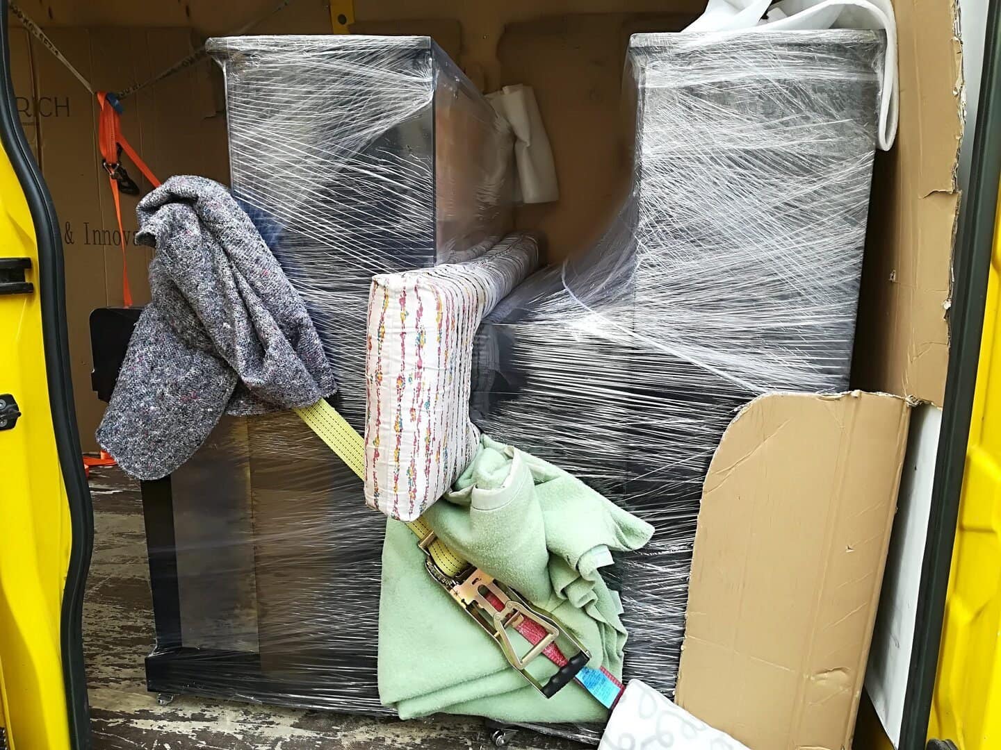 Mehrere verpackte Instrumente, gesichert im Transporter