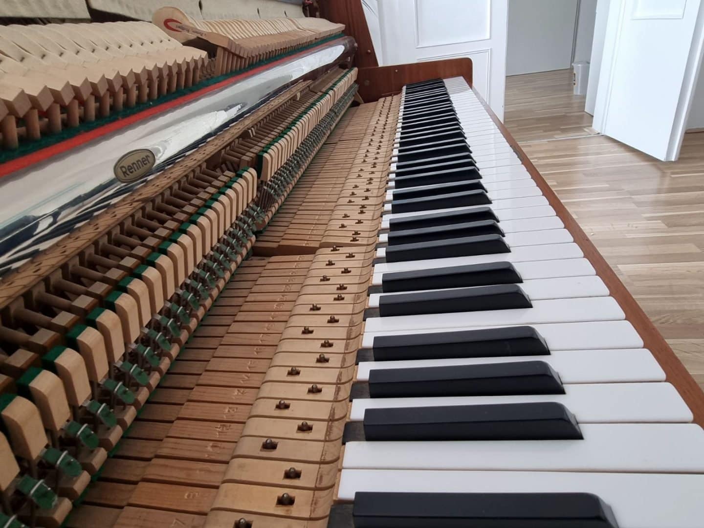 Tastatur und Mechanik eines Klaviers in einem hellen Raum